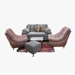 Vista completa de la Sala Qatar Gold, mostrando el conjunto de sofás con un diseño elegante y moderno.